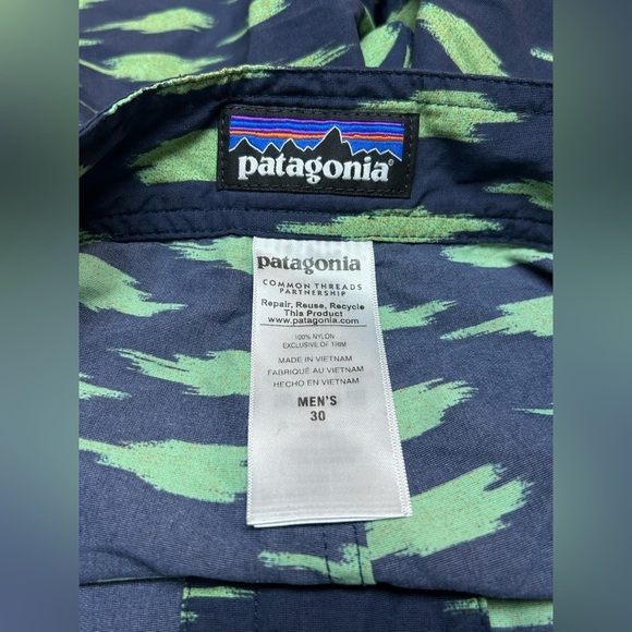 Patagonia Wavefarer 8" Shorts Men’s Blue Green Print Size 30 - Picture 4 of 5